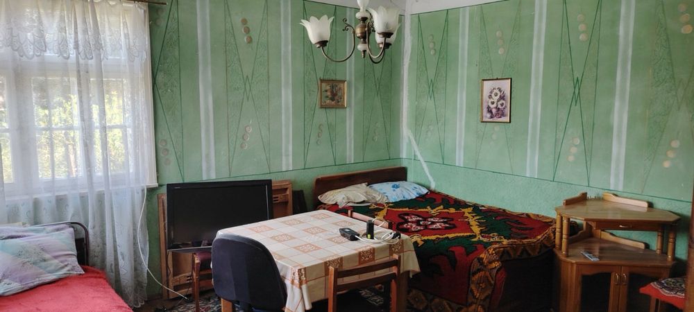 Двуетажна къща с двор с лозе и овощки