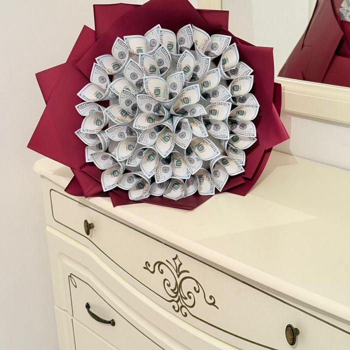 Денежный букет из долларов и тенге.