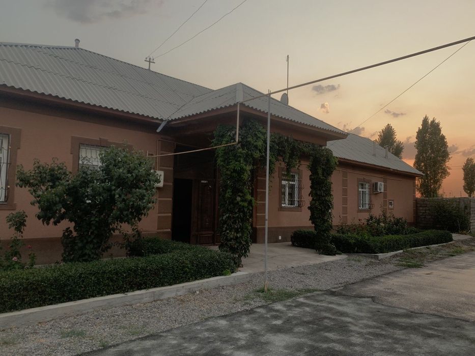 Iyk otada 12 sotikli uy sotiladi.