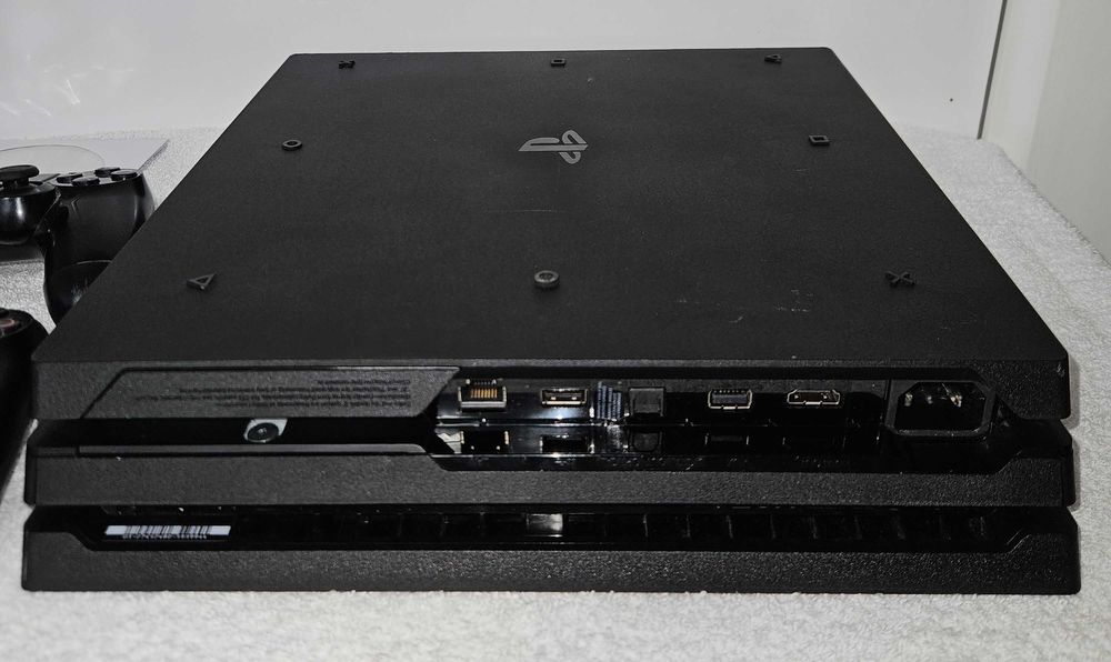 consola playstation 4 pro / ps4 Pro 4K stocare 2TB , modat 2 manete