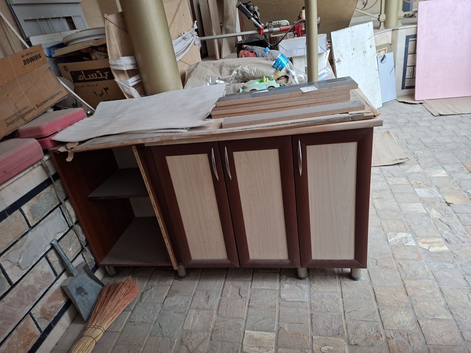 Kuheniy mebel sotiladi