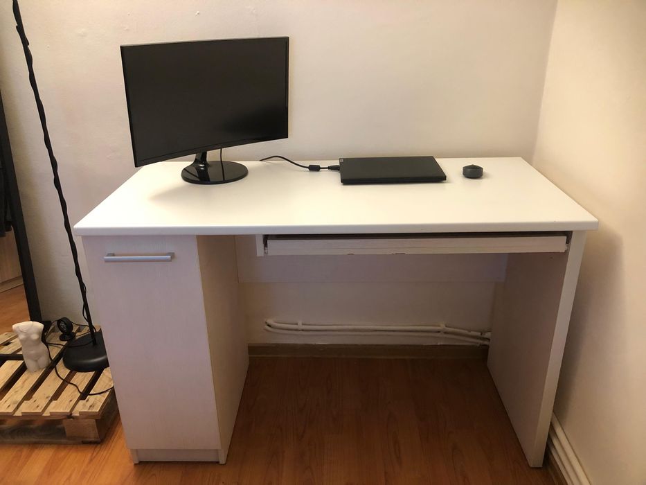 Birou alb modern cu spatiu de depozitare, 130x60, stare buna