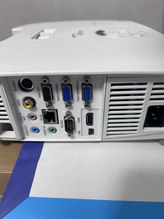 Проектор Optoma.