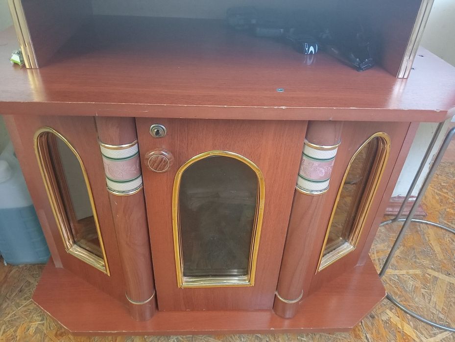 Продам тумбу под телевизор