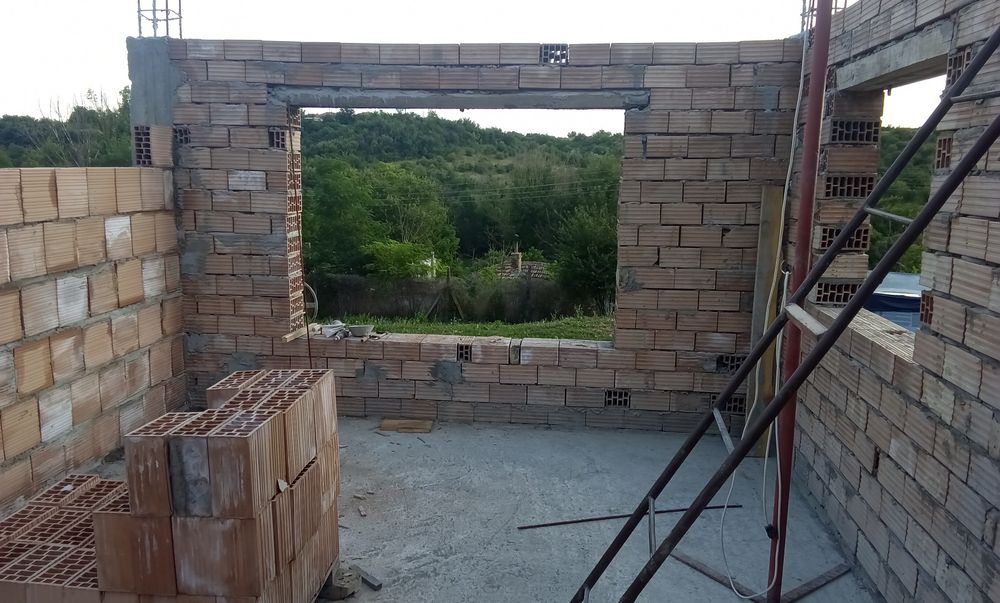 Полу завършена къща