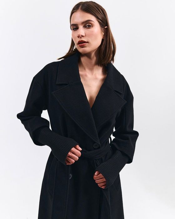 Продавам Черно палто