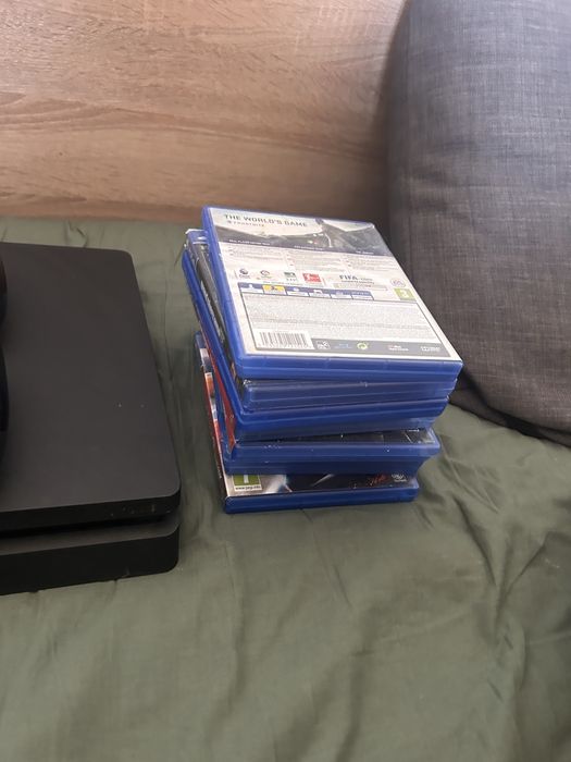 Ps4 cu 2 manete multe jocuri