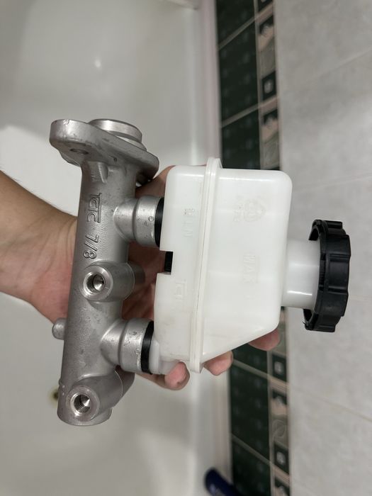 Главный тормозной цилиндр на хюндай акцент 2003 года без ABS