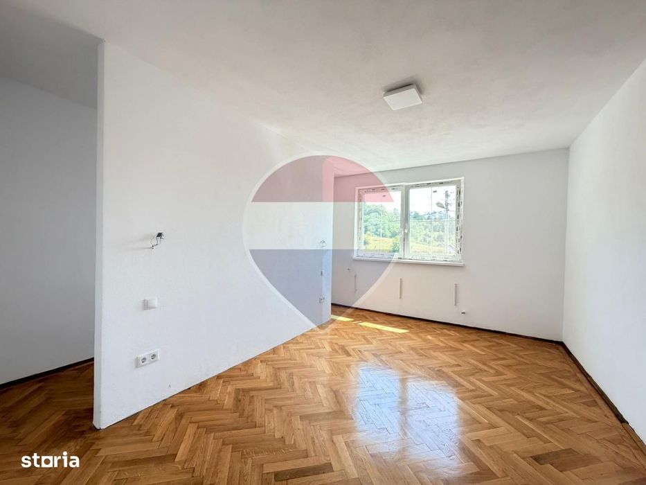 Casă spațioasă, complet renovată la interior, 4 camere, 2 băi