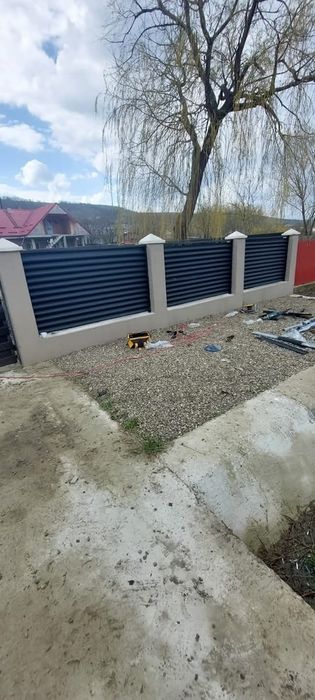 Garduri și porți din jaluzele șipcă metalică place de beton