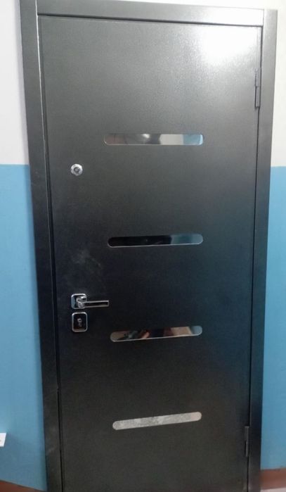 Temir eshiklar 1 yil kafolati bilan Zamok yaxshisi quyib beriladi