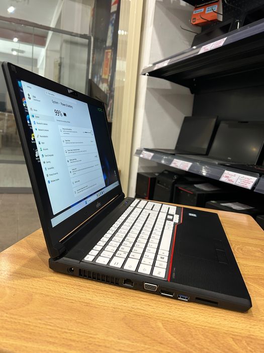 Като нов! Японски лаптоп Fujitsu E556 i5/8GB RAM/256GB SSD, 3м. гаранция!