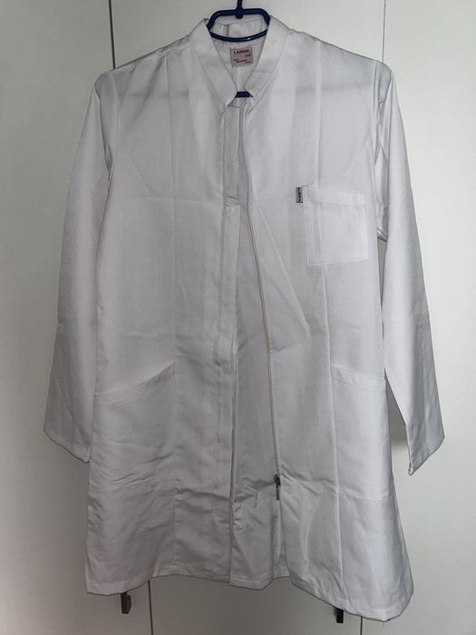 Продаю медицинский халат с шапкой