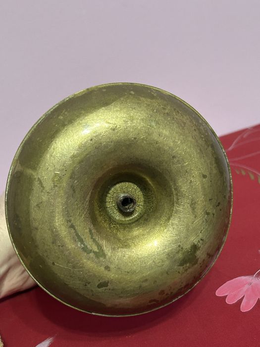 Sfeșnic din alamă – piesă vintage cu mecanism reglabil