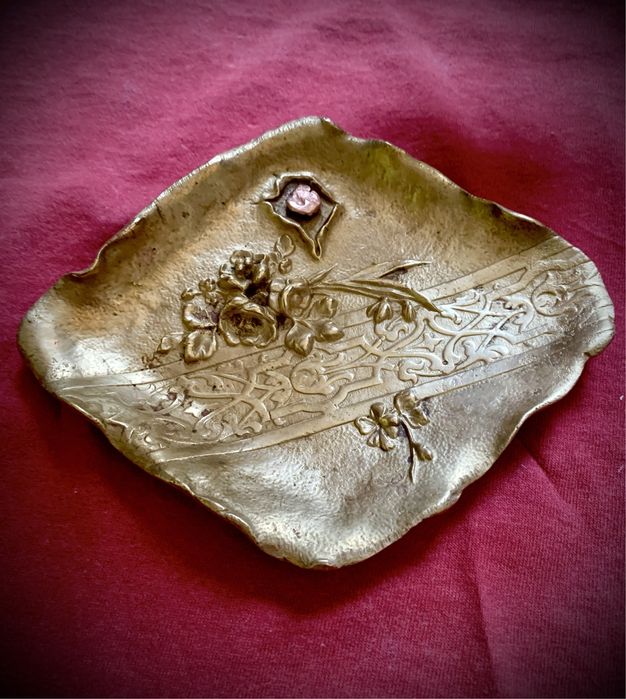 Tǎvițǎ vide-poche din bronz