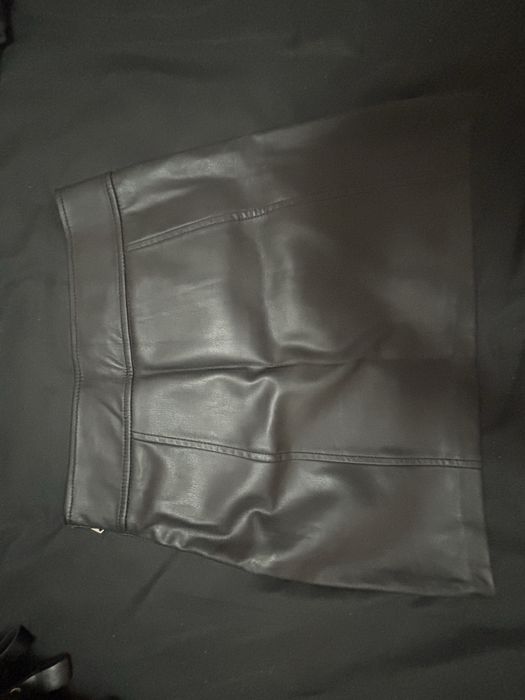 Кожена черна пола.