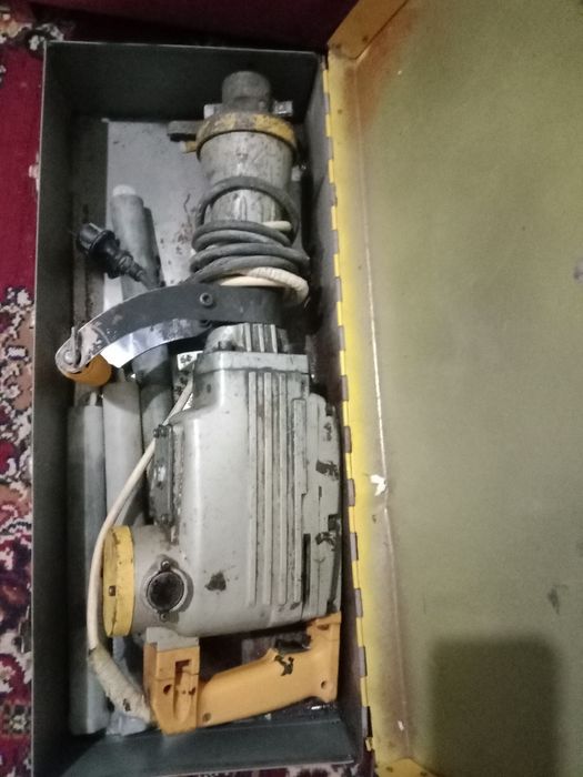 Отбойник молоток