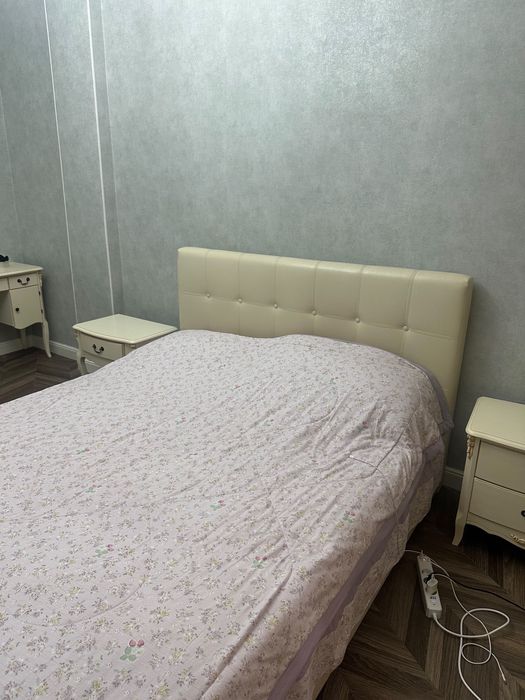 Продам кровать с тумбами