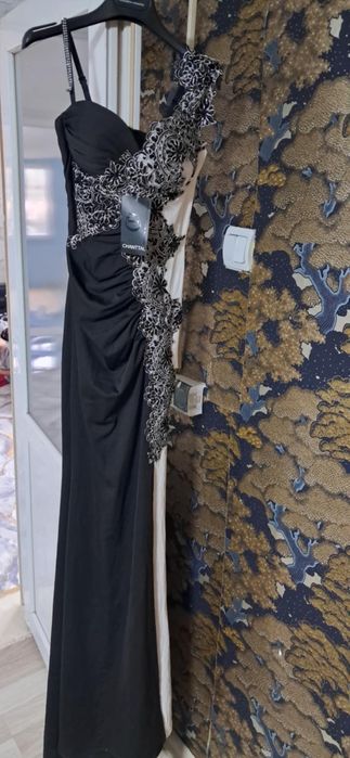 Rochii de vânzare   avem și scurte avem foarte multe