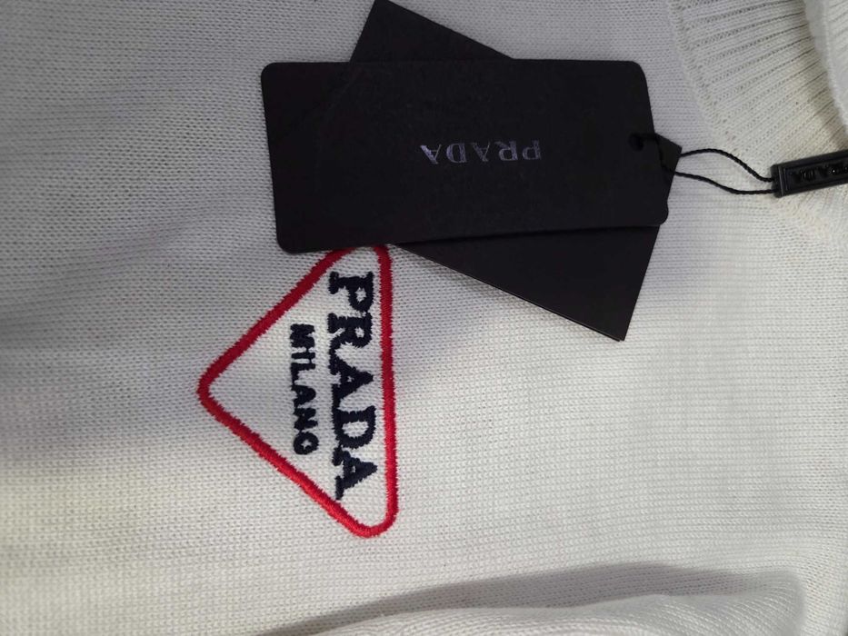 Prada пуловер.Нов