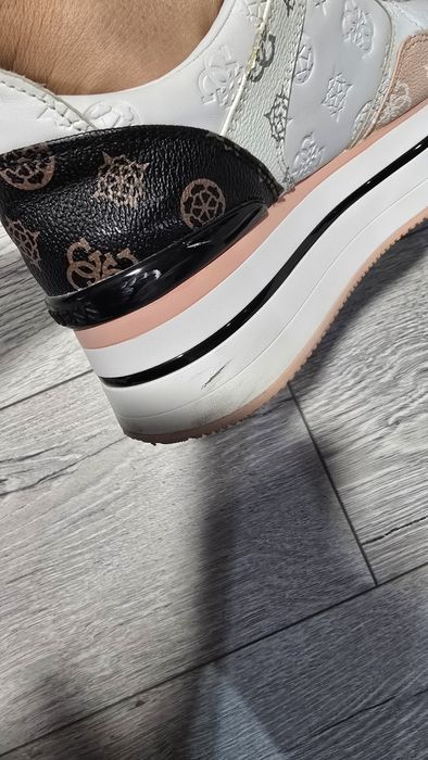 Маратонки на платформа Guess