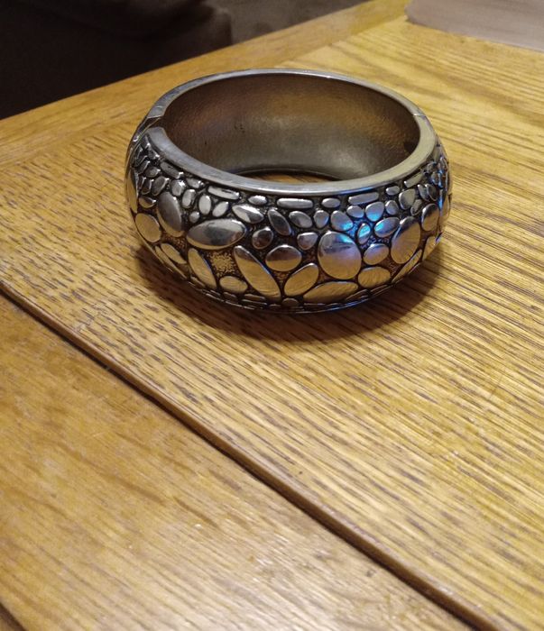 Продавам дамски гривни