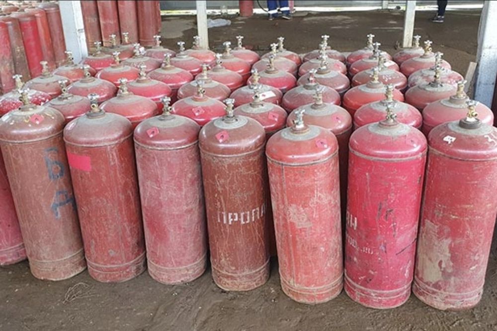 Продам. С  г а з о м.  и. пустые.