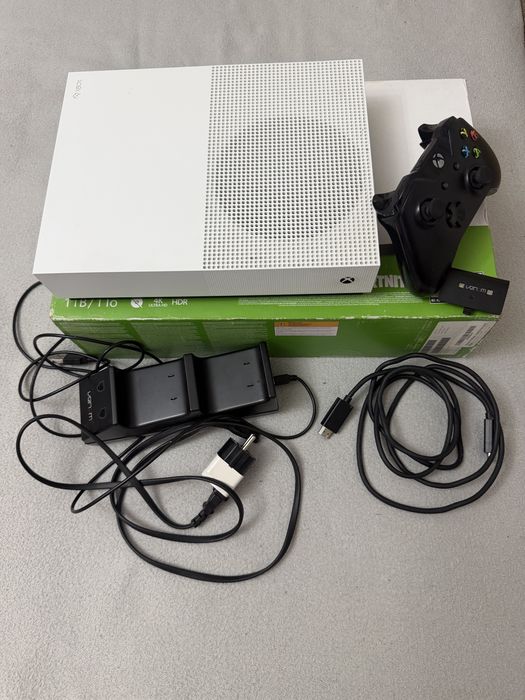 Xbox One S All Digital 1TB + Controller Original + Stație Venom + Cutie + Accesorii