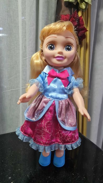 Кукла Аврора и ретро кукла с порцеланова глава и крайници