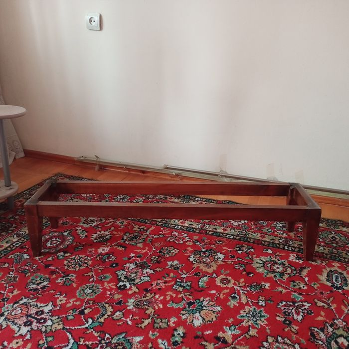 Продам поставку под книжные полки