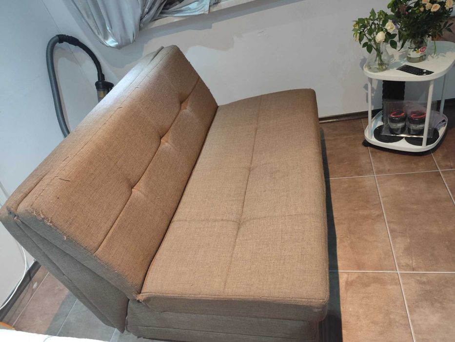 Диван растегателен 130см ширина 90 височина. Спално място 130-190см.