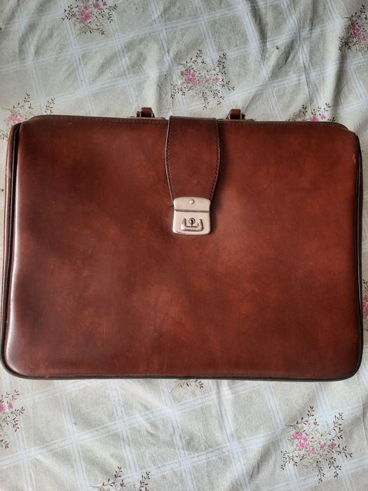 Продам кожаный портфель.