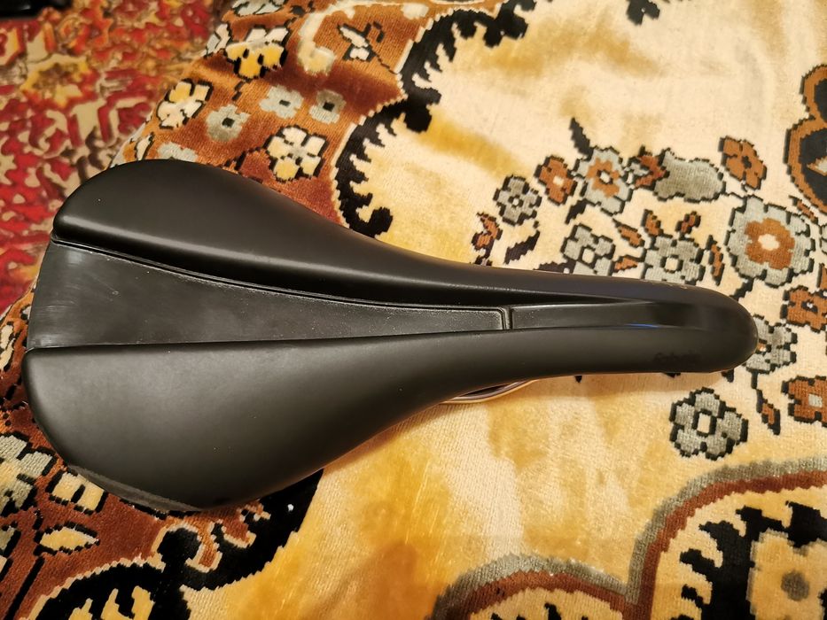 Продам седло на велосипед, Fabric line race Shallow titanium 142mm
