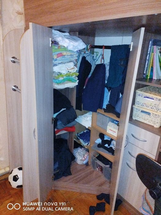 Кровать в два яруса со столом и шкафом