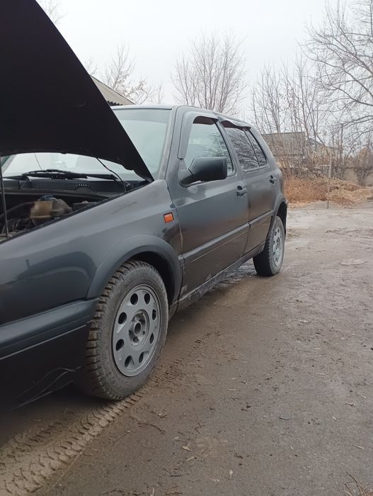 Фольксваген гольф 3 на полном ходу.