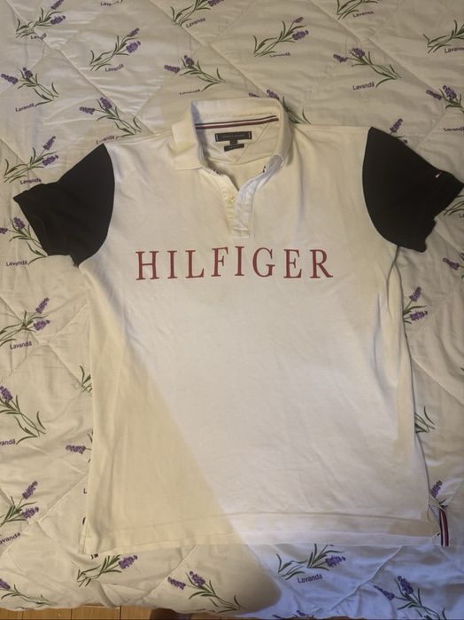 Tommy Hilfiger Polo alb cu mâneci bleumarin  se poate livrare prin olx sau predare personala in craiova