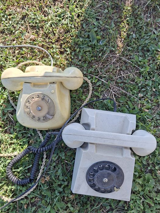 Vand 2 telefoane fixe vechi ,antice