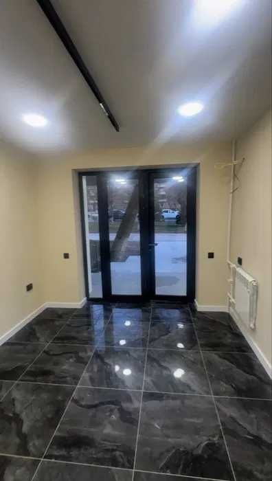 Продаётся коммерческое помещение на первой линии с выс-й проходимостью