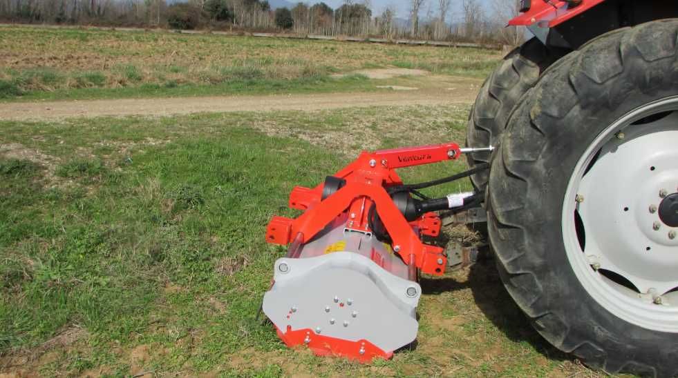 Tocator de vegetatie reversibil pentru tractoare intre 40-100 cai