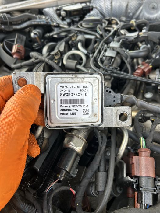 Balamale capotă cu capse pirotehnice Audi A4 B9