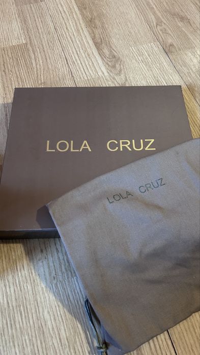 Sandale din piele lacuita, brand Lola Cruz, stare foarte buna