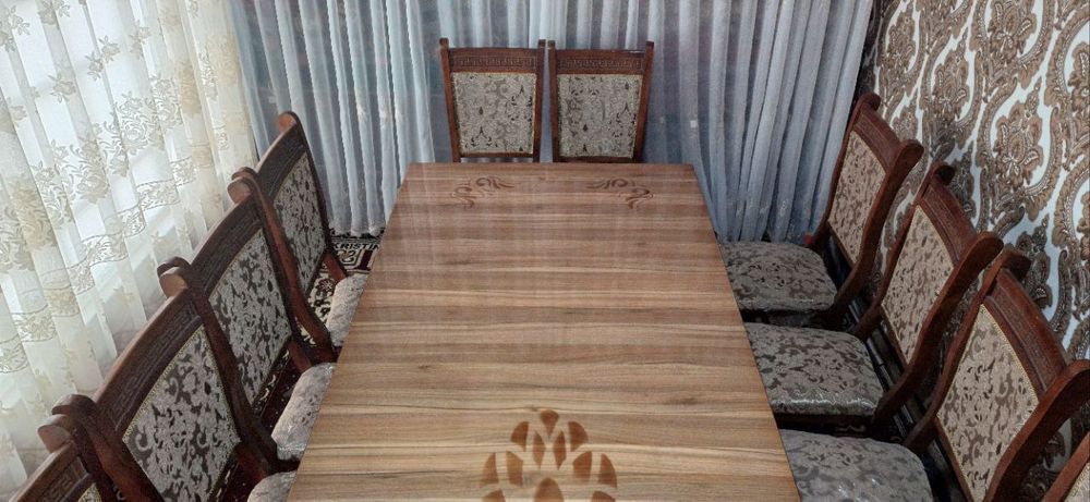 Мехмонхона учун стол ва стуллар