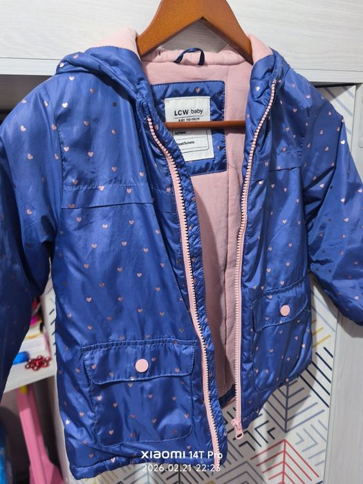 Продам весеннюю курточку для девочки