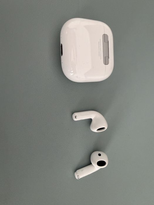 AirPods 4 cu anularea activă a zgomotului