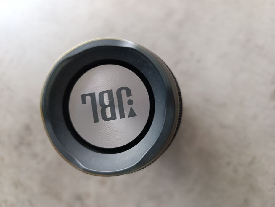 Продаётся колонка JBL charge 3