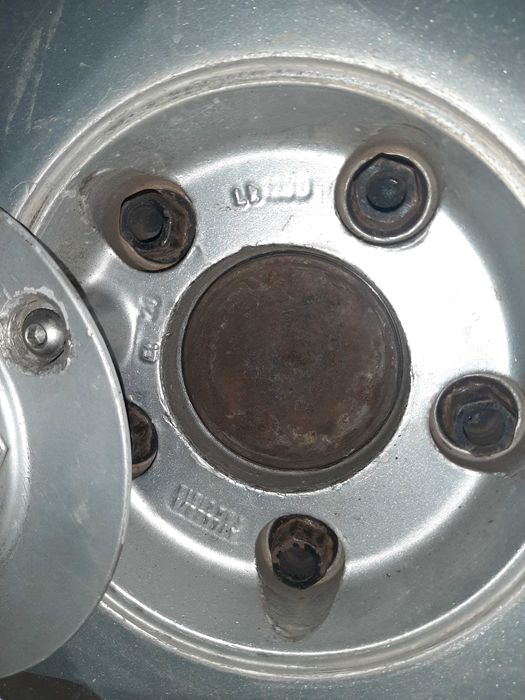 Продавам Джанти + гуми