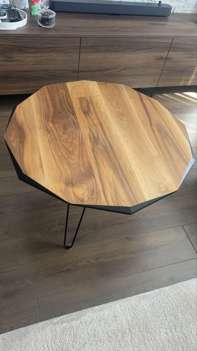 Холна маса с размери 85/45 см. Ползвана е два месеца.