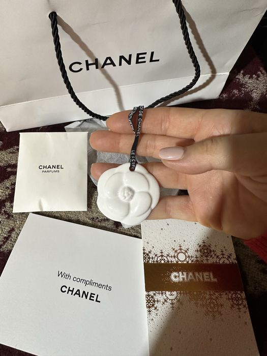 Chanel beauty керамична камелия и картичка