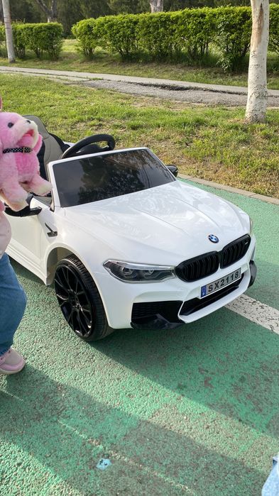 mașină electrică bmw m5