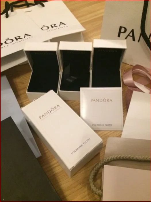 Pungi /Cuti bijuterii si servetele PANDORA noi